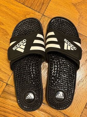 adidas slide sandals black/white.    Womens  8 1/2/ Men’s 7